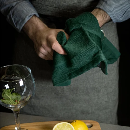Inimene käterätikuga käsi kuivatamas