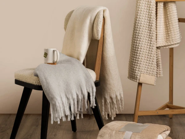 Seljakott ja lõunasöögikarp laual